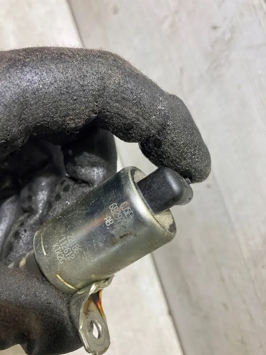 Válvula de ajuste do comando de válvulas Ford OE CJ5E-6B297-AB image 2