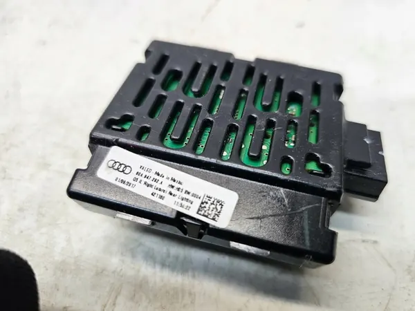 Luz Interior Audi Q5 OEM 80A947291A - Usado image 6