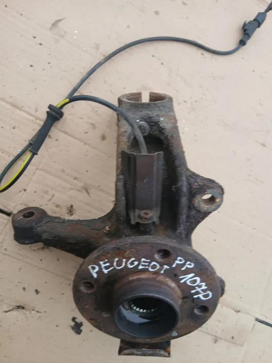 PEUGEOT 107 1.0 Pivot de Roue Droit AV ABS OEM image 3