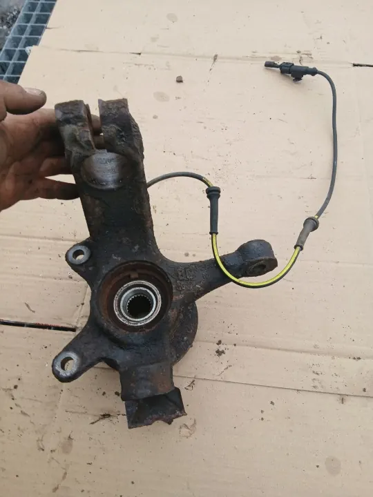 PEUGEOT 107 1.0 Pivot de Roue Droit AV ABS OEM image 4