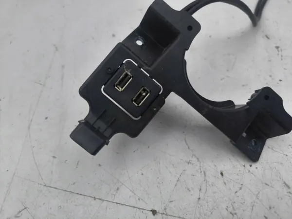 Porta USB Tesla OEM 100481507C para Model S 2014 image 6
