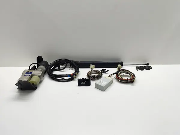 BMW E61 Kofferraumklappenpumpe OEM 7111867 - Gebraucht image 2