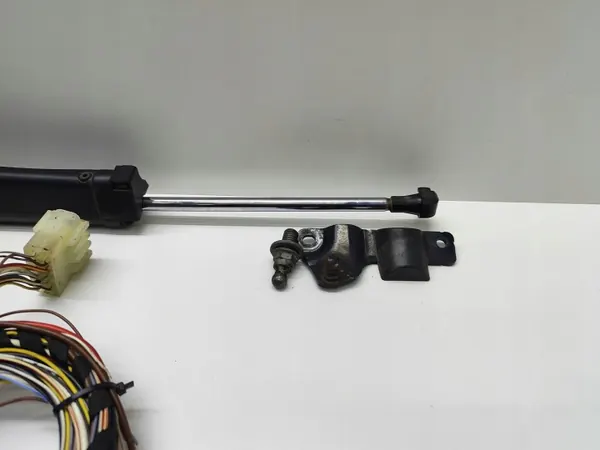 BMW E61 Kofferraumklappenpumpe OEM 7111867 - Gebraucht image 5