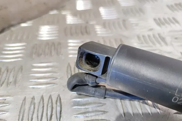 Oikea tavaratilan toimilaite MERCEDES-BENZ GLS (X166) A1668900100 image 4