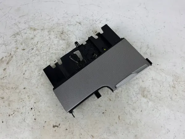 Volvo XC90 V60 II Frontaschenbecher OEM 31694582 image 2