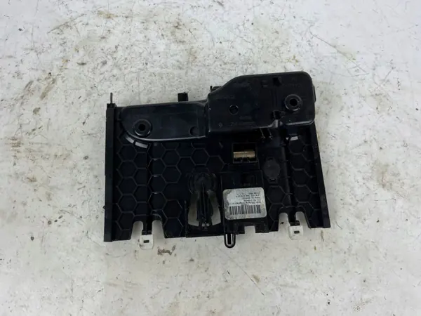Volvo XC90 V60 II Frontaschenbecher OEM 31694582 image 6