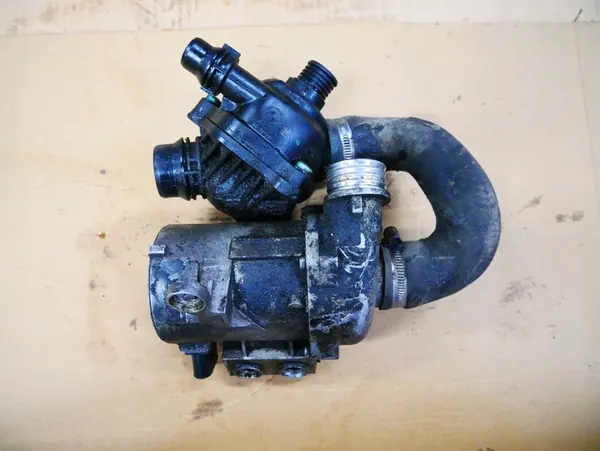 BMW E60 E63 E70 E81 E83 E84 E87 N52 Vattenpump Termostat image 2