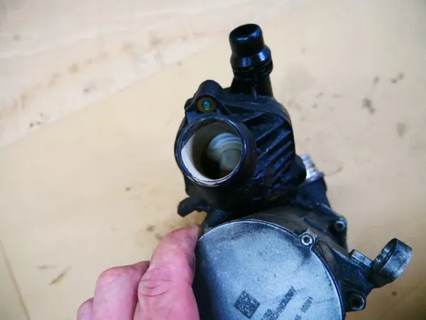 BMW E60 E63 E70 E81 E83 E84 E87 N52 Vattenpump Termostat image 4