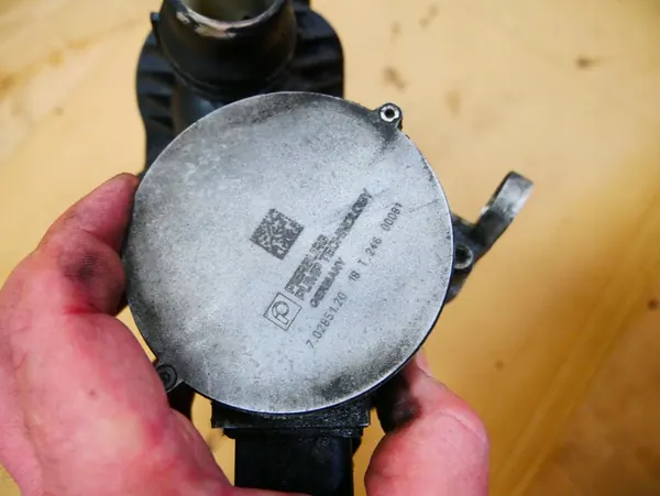 BMW E60 E63 E70 E81 E83 E84 E87 N52 Vattenpump Termostat image 5