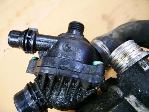 BMW E60 E63 E70 E81 E83 E84 E87 N52 Vattenpump Termostat image 6