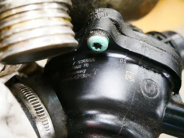 BMW E60 E63 E70 E81 E83 E84 E87 N52 Vattenpump Termostat image 7