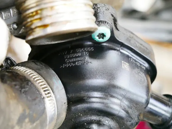 BMW E60 E63 E70 E81 E83 E84 E87 N52 Vattenpump Termostat image 9