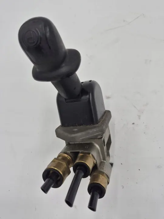 Renault OE 7420813850 Handbremsventil - Gebraucht image 2