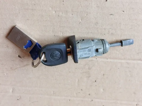Insert de serrure porte VW Fox OEM 5Z4837167A/5Z4837168A image 2