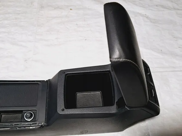 Accoudoir cuir OEM 5G1863241BE pour VW Golf VII image 10