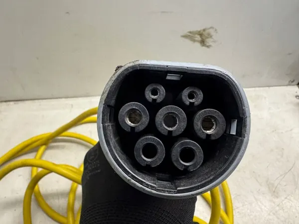Cable de carga VW Audi OEM 12E971675AB - Usado image 4