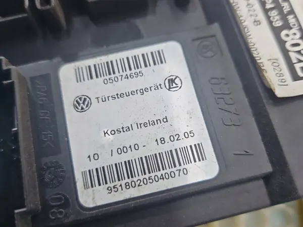 OEM 8P4959802B Oikea Takaikkunankorotin Audi A3 image 3