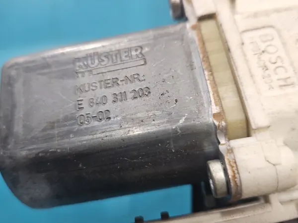 OEM 8P4959802B Oikea Takaikkunankorotin Audi A3 image 4