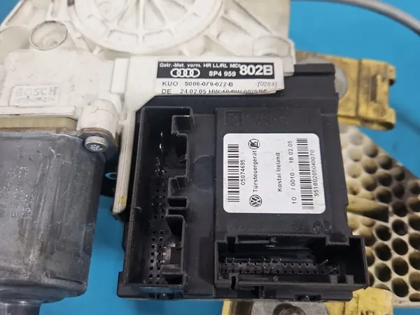 OEM 8P4959802B Oikea Takaikkunankorotin Audi A3 image 5