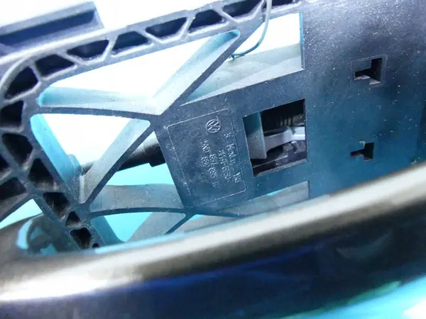 Vasen Takaluukun Ulkokahva VW Jetta VI image 3