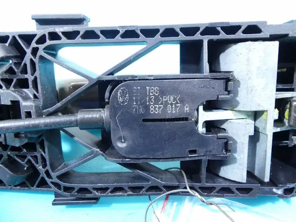 Vasen Takaluukun Ulkokahva VW Jetta VI image 5