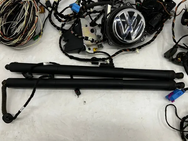 VW Passat B8 Kombi 14-19 Elektrisk baklucka kit med kamera image 4