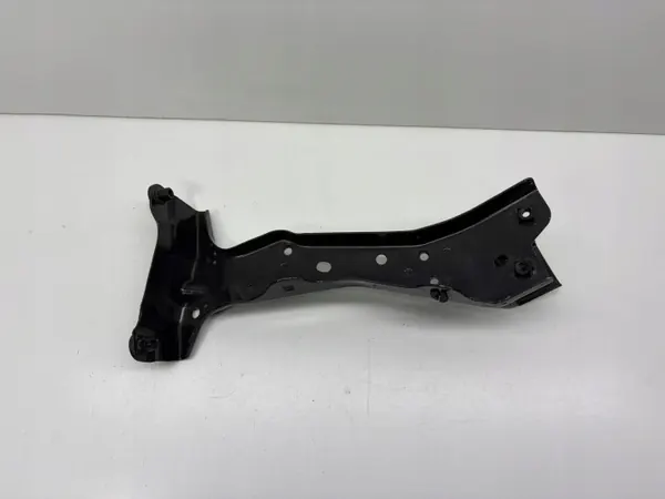 Audi A3 8V fram höger stänkskärmsfäste OEM 8V0821136A image 3
