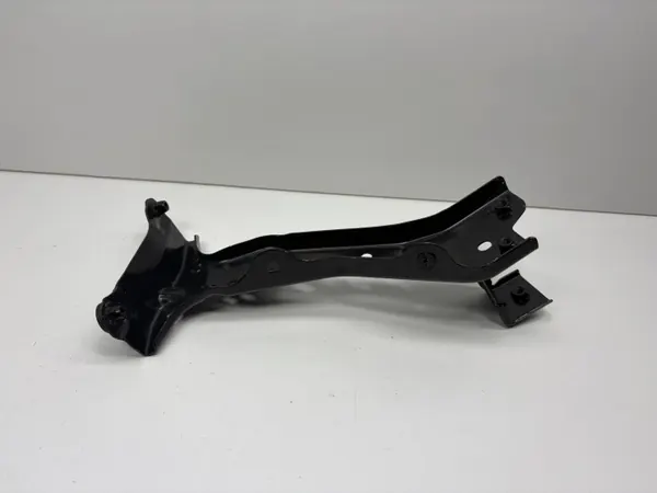Audi A3 8V fram höger stänkskärmsfäste OEM 8V0821136A image 4