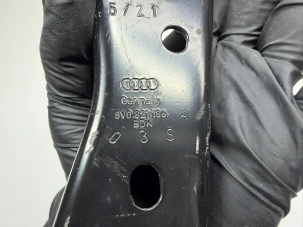 Audi A3 8V fram höger stänkskärmsfäste OEM 8V0821136A image 6