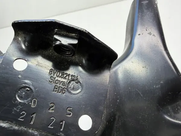 Audi A3 8V fram höger stänkskärmsfäste OEM 8V0821136A image 7