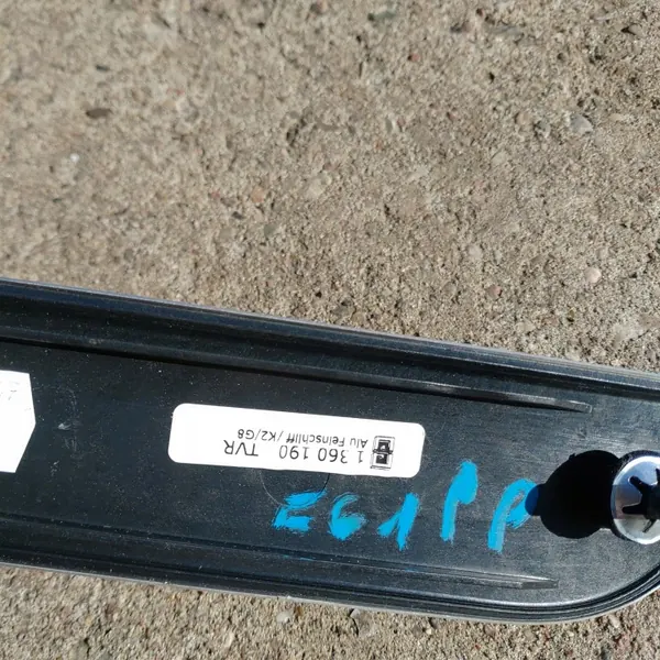BMW E60 E61 Moldura Porta Dianteira Direita OEM 1360190 image 4