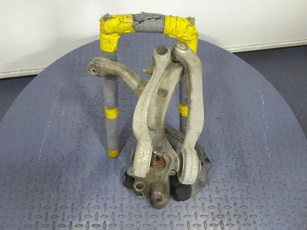 Cubo dianteiro esquerdo Audi A6 C6 3.0 TDI 225KM OEM 4F0407241D image 3