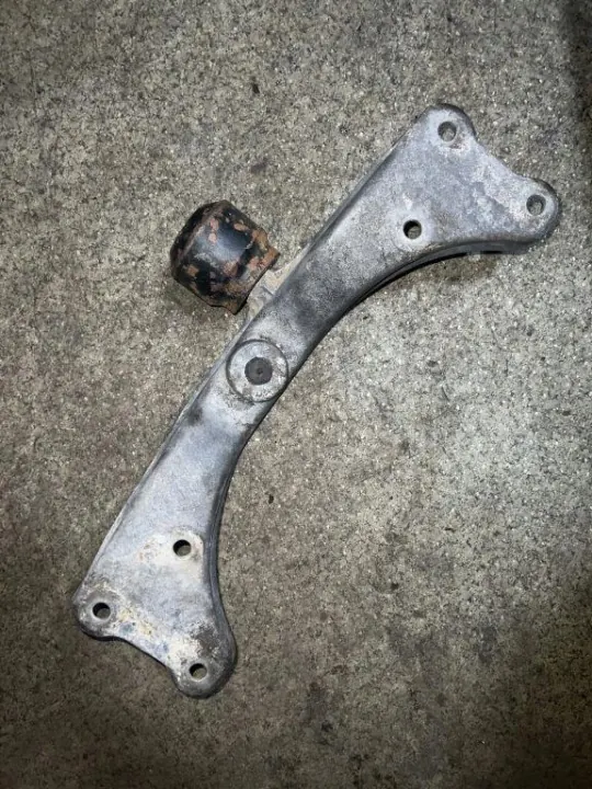 Support de boîte BMW 7 E38 OEM 1141842 - 4.4L 1997 image 2