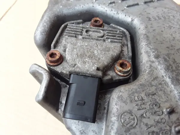 Carter d'huile avec capteur OEM 03C103603T VW Touran II image 4
