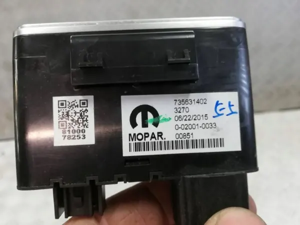 Fiat 500X USB/AUX-port OEM 735631402 - Begagnad image 3