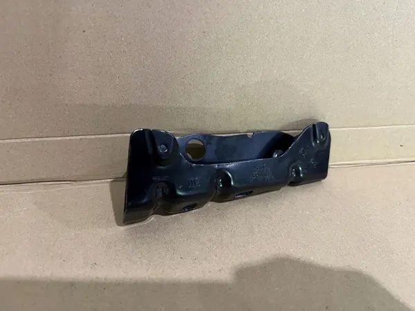 AUDI Q5 8R Höger Framskärmsfäste 8R0821468a image 2