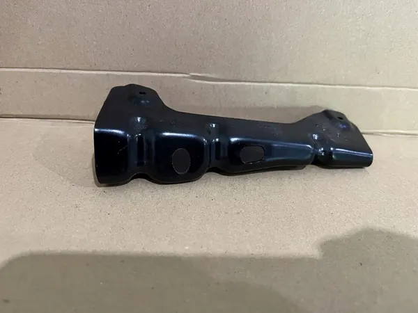 AUDI Q5 8R Höger Framskärmsfäste 8R0821468a image 3