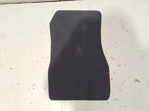Tapis auto BMW M8 OEM 8094389 - État utilisé image 4