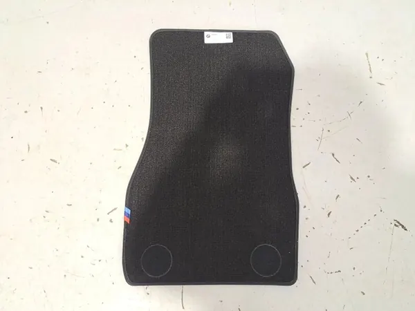 Tapis auto BMW M8 OEM 8094389 - État utilisé image 5