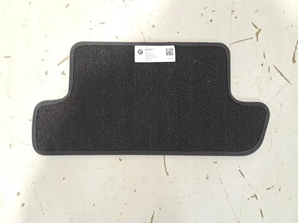 Tapis auto BMW M8 OEM 8094389 - État utilisé image 7