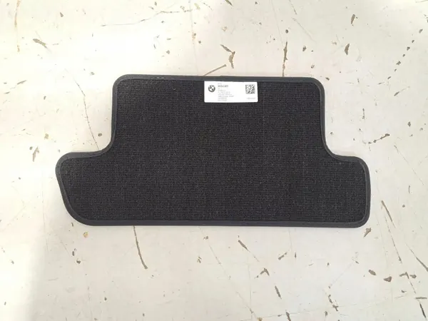 Tapis auto BMW M8 OEM 8094389 - État utilisé image 9