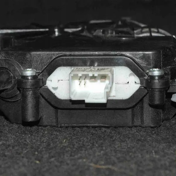 BMW 5 F10 F11 2010 Baklucka Lås image 4