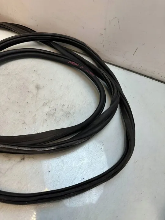 Fiat Doblo II 1.6 Diesel bagageluckstätning OEM 5324234 image 3