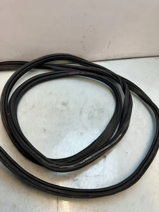 Fiat Doblo II 1.6 Diesel bagageluckstätning OEM 5324234 image 5