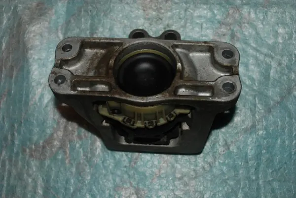 Ford Transit MK8 Moottorin Kiinnike GK21-6F012-CC image 3