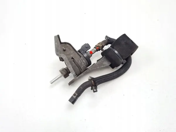 Toyota Verson Polttoainepumppu OEM MAM48724 - Käytetty image 2
