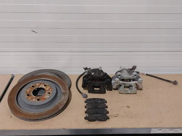 Ford Mustang VI 2019 Jarrulevy & Puristin Set OEM FR3Z2200J image 2