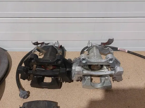 Ford Mustang VI 2019 Jarrulevy & Puristin Set OEM FR3Z2200J image 3