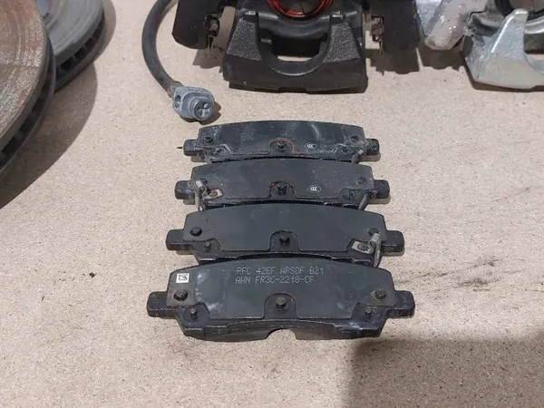 Ford Mustang VI 2019 Jarrulevy & Puristin Set OEM FR3Z2200J image 4