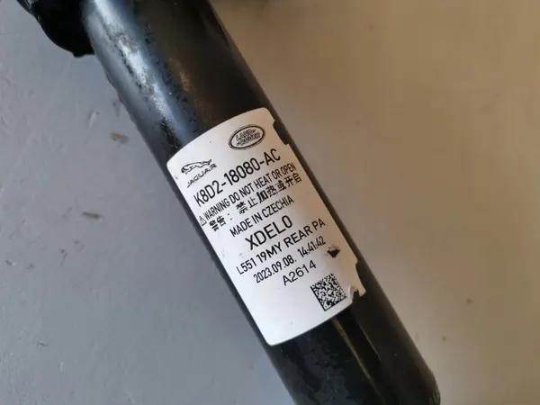 Bak Stötdämpare Vänster/Höger OEM K8D2-18080-AC image 4